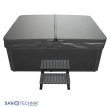 Whirlpool mit Abdeckung und zweistufiger Treppe in Holzoptik. Sanotechnik International Logo.