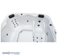 Sanotechnik Whirlpool Innenansicht mit Massagedüsen, schwarzen Kopfstützen und Bedienpanel.