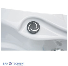 Nahaufnahme eines kreisförmigen Bedienelements mit Wirbelsymbol auf einer weißen Badewanne, Sanotechnik International Logo.