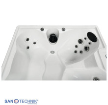 Whirlpool Innenansicht mit Massagedüsen und ergonomisch geformten Sitzen von Sanotechnik.