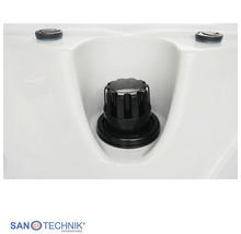 Detailansicht einer schwarzen Filterabdeckung in einer weißen Whirlpool-Wanne von Sanotechnik.