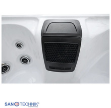 Detailansicht eines Whirlpools mit integrierter Lautsprecher- oder Filtereinheit und Massagedüsen. Sanotechnik Logo.