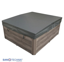 Quadratischer Whirlpool mit Verkleidung in Holzoptik und einer grauen Thermoabdeckung. Sanotechnik International Logo.