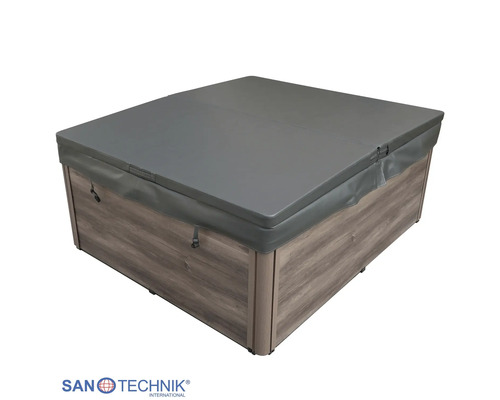 Quadratischer Whirlpool mit Verkleidung in Holzoptik und einer grauen Thermoabdeckung. Sanotechnik International Logo.