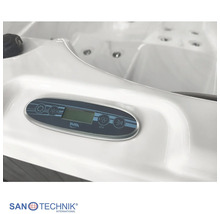 Sanotechnik Whirlpool-Bedienfeld mit digitaler Anzeige und Funktionstasten auf einer Acrylwanne mit Massagedüsen. SANOTECHNIK Logo.