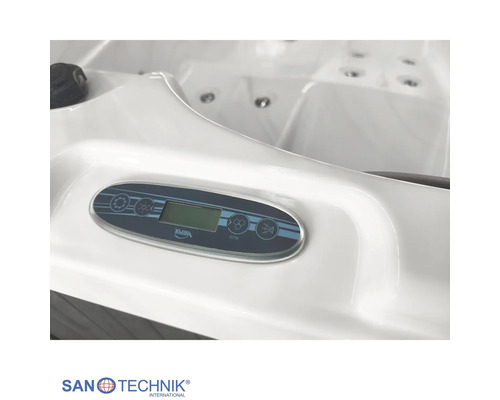 Sanotechnik Whirlpool-Bedienfeld mit digitaler Anzeige und Funktionstasten auf einer Acrylwanne mit Massagedüsen. SANOTECHNIK Logo.