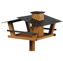 Vogelhaus aus Holz mit Ständer und schwarzem Dach für Gartenvögel.