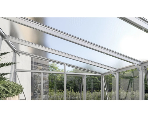 Moderne Terrassenüberdachung aus Aluminium mit lichtdurchlässigen Paneelen und gläsernen Seitenwänden, Blick in einen grünen Garten.
