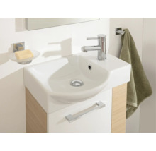 Modernes Badezimmer mit kompaktem Waschplatz, weißem Keramikwaschbecken, Holzoptik-Unterschrank, Seifenschale und Handtuchhalter.