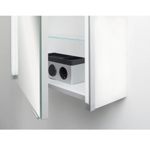 Innenansicht eines Badezimmer-Spiegelschranks mit integrierter Steckdose, Lichtschalter und Glaseinlegeboden.
