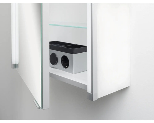 Innenansicht eines Badezimmer-Spiegelschranks mit integrierter Steckdose, Lichtschalter und Glaseinlegeboden.