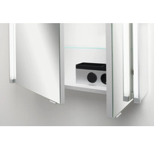 Offener Spiegelschrank im Badezimmer mit integrierter Steckdose, Schalter und einem Glaseinlegeboden.