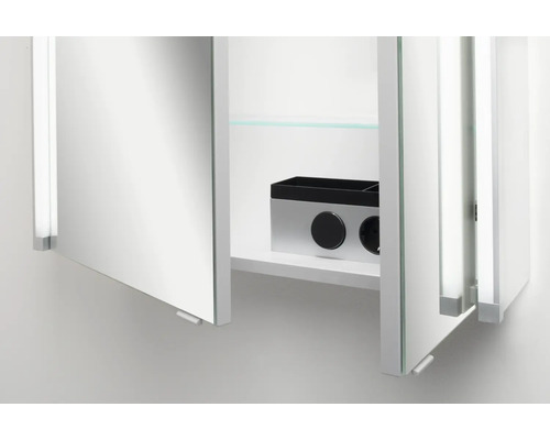 Offener Spiegelschrank im Badezimmer mit integrierter Steckdose, Schalter und einem Glaseinlegeboden.