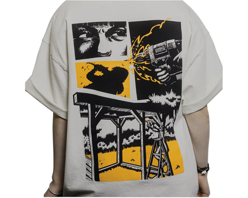 Weißes T-Shirt mit Comic-Grafik auf dem Rücken, die Heimwerker-Szenen mit einer Bohrmaschine und dem Bau einer Holzpergola zeigt.