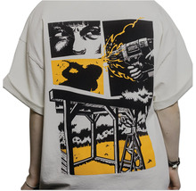 Weißes T-Shirt mit Comic-Grafik auf dem Rücken, die Heimwerker-Szenen mit einer Bohrmaschine und dem Bau einer Holzpergola zeigt.