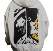 Weißer Kapuzenpullover mit Grafikdruck auf der Rückseite, der einen Mann mit Pfeife und eine Frau mit Bohrmaschine im Comic-Stil zeigt.