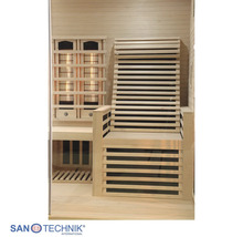Innenansicht einer Infrarotkabine aus hellem Holz mit ergonomischem Sitz und Infrarotstrahlern hinter Holzgittern. SanTechnik International Logo.