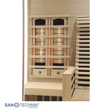 Infrarotkabine mit zwei vertikalen Strahlern hinter Holzgitter, Sitzbank und Rückenlehne aus hellem Holz, Sanotechnik International Logo.
