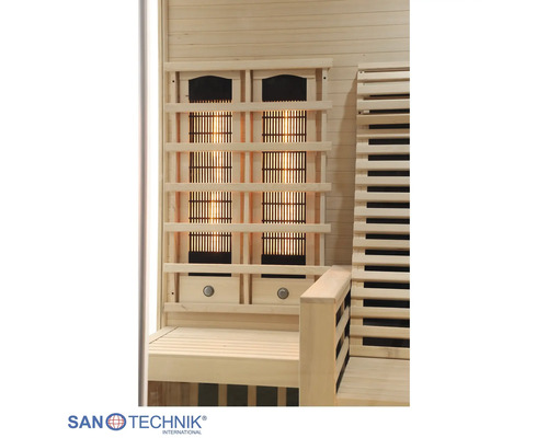 Infrarotkabine mit zwei vertikalen Strahlern hinter Holzgitter, Sitzbank und Rückenlehne aus hellem Holz, Sanotechnik International Logo.