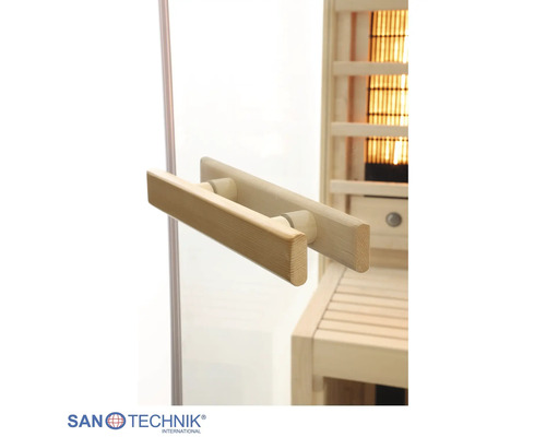 Holzgriff an der Glastür einer Infrarotkabine, Innenansicht mit Holzbank und Strahler, Sanotechnik International Logo.