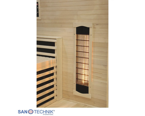 Infrarotstrahler eingebaut in einer Sauna aus Holz mit Sitzbank und Wandverkleidung. Sanotechnik International Logo.