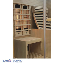 Innenansicht einer Infrarotkabine aus Holz mit Sitzbank, Infrarotstrahlern hinter Holzgittern und ergonomischer Rückenlehne. Sanotechnik International Logo.