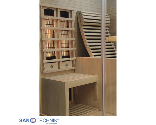 Innenansicht einer Infrarotkabine aus Holz mit Sitzbank, Infrarotstrahlern hinter Holzgittern und ergonomischer Rückenlehne. Sanotechnik International Logo.