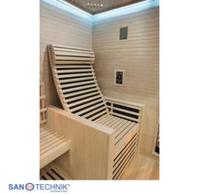 Innenansicht einer Infrarotkabine aus hellem Holz mit ergonomischer Rückenlehne, digitalem Bedienfeld und Beleuchtung. Sanotechnik Logo.