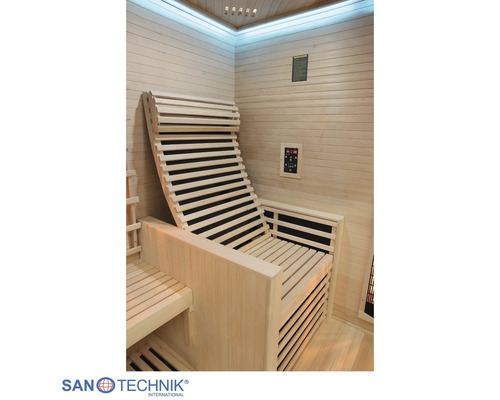 Innenansicht einer Infrarotkabine aus hellem Holz mit ergonomischer Rückenlehne, digitalem Bedienfeld und Beleuchtung. Sanotechnik Logo.