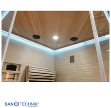 Innenansicht einer Sauna mit Holzverkleidung, LED-Beleuchtung, integrierten Lautsprechern und Deckenleuchte. SANTECHNIK INTERNATIONAL Logo.