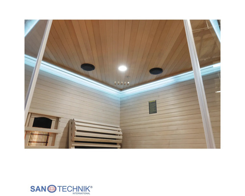 Innenansicht einer Sauna mit Holzverkleidung, LED-Beleuchtung, integrierten Lautsprechern und Deckenleuchte. SANTECHNIK INTERNATIONAL Logo.