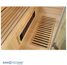 Innenansicht einer Infrarotkabine mit Holzbank, Bodenrost und integrierten Infrarotstrahlern. Sanotechnik International Logo.