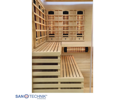 Innenansicht einer Infrarotkabine aus hellem Holz mit Eckbänken und Infrarotstrahlern hinter Holzgittern. Santechnik International Logo.
