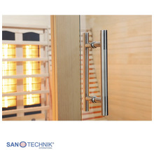 Nahaufnahme eines Türgriffs aus Edelstahl an einer Glastür einer Sauna mit Infrarotstrahlern und Sanotechnik International Logo.