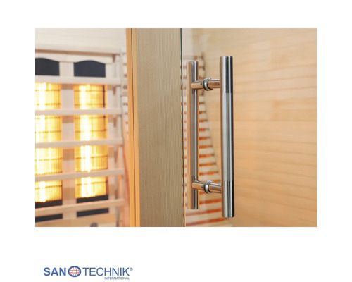 Nahaufnahme eines Türgriffs aus Edelstahl an einer Glastür einer Sauna mit Infrarotstrahlern und Sanotechnik International Logo.