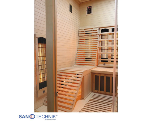 Innenansicht einer Infrarotkabine aus hellem Holz mit einer ergonomischen Holzliege, einer Sitzbank und Infrarotstrahlern.