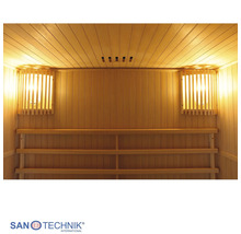 Innenansicht einer Sauna mit Wand- und Deckenpaneelen aus Holz, zwei Wandleuchten mit Holzlamellen und einer Rückenlehne. Sanotechnik Logo.
