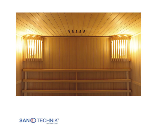 Innenansicht einer Sauna mit Wand- und Deckenpaneelen aus Holz, zwei Wandleuchten mit Holzlamellen und einer Rückenlehne. Sanotechnik Logo.