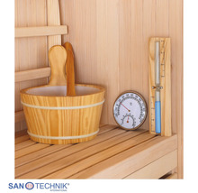 Saunazubehör-Set mit Saunaeimer aus Holz, Kelle, Thermometer-Hygrometer und Sanduhr in einer Holzsauna. Sanotechnik International Logo.