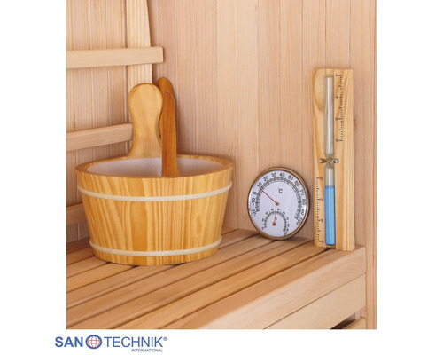 Saunazubehör-Set mit Saunaeimer aus Holz, Kelle, Thermometer-Hygrometer und Sanduhr in einer Holzsauna. Sanotechnik International Logo.