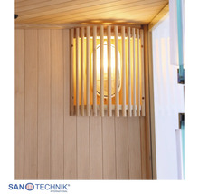 Saunaleuchte mit Holzschirm aus schmalen Holzlamellen an einer hellen Holzwand in einer Sauna. San Technik International Logo.