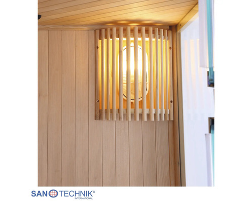 Saunaleuchte mit Holzschirm aus schmalen Holzlamellen an einer hellen Holzwand in einer Sauna. San Technik International Logo.
