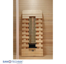 Infrarotstrahler für die Sauna mit Holzrahmen und Metallgitter, San Technik International Logo.