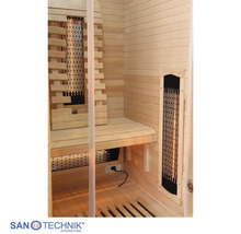 Innenansicht einer Infrarotkabine aus Holz mit Sitzbank, Bodenrost und Infrarotstrahlern hinter Schutzgittern. San Technik International Logo.