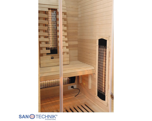 Innenansicht einer Infrarotkabine aus Holz mit Sitzbank, Bodenrost und Infrarotstrahlern hinter Schutzgittern. San Technik International Logo.