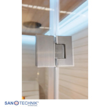 Eckiges Scharnier aus gebürstetem Metall für eine Saunaglastür mit transparenter Dichtung. Santechnik International Logo.