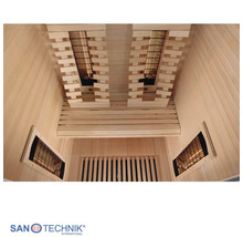 Helle Innenansicht einer Infrarotkabine aus Holz mit mehreren Infrarotstrahlern. Sanotechnik International Logo.
