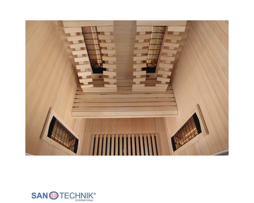 Helle Innenansicht einer Infrarotkabine aus Holz mit mehreren Infrarotstrahlern. Sanotechnik International Logo.