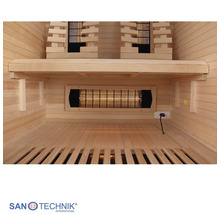 Innenansicht einer hellen Holz-Infrarotkabine mit Sitzbank, Rückenlehnen und Infrarotstrahlern. Sanotechnik International Logo.