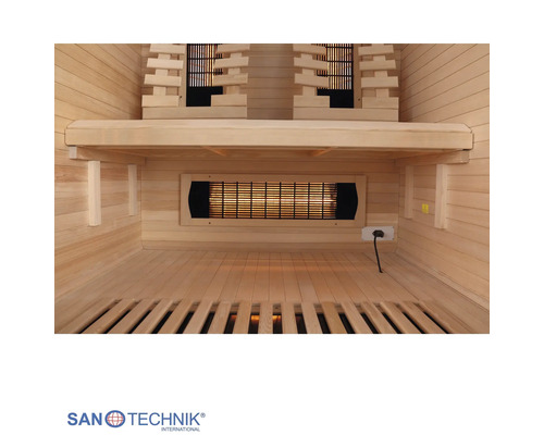 Innenansicht einer hellen Holz-Infrarotkabine mit Sitzbank, Rückenlehnen und Infrarotstrahlern. Sanotechnik International Logo.